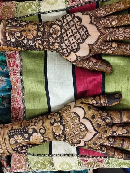 A beautiful design with scalloped edges and intricate patterns on the palms.
