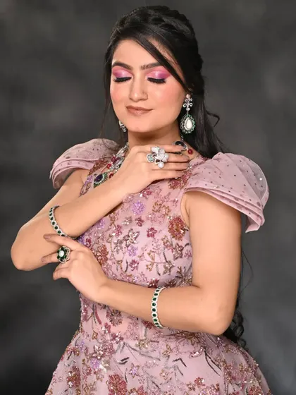 The details on this pink and purple cut-crease are everything. I love playing with color to create unique and personalized makeup looks.