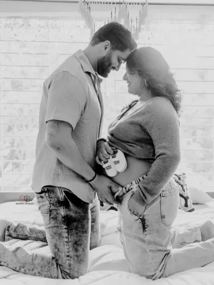 A timeless black and white version of a sweet at-home session. This image beautifully captures the intimacy and excitement of waiting for your baby to arrive.