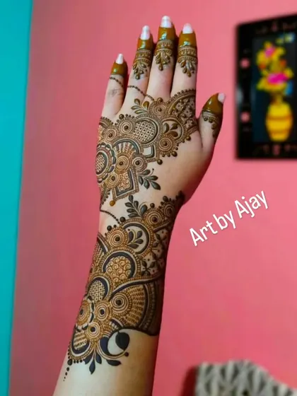 This single-sided Arabic bail design is perfect for guests who want something stylish yet quick to apply. The pattern flows beautifully from the wrist to the index finger.
