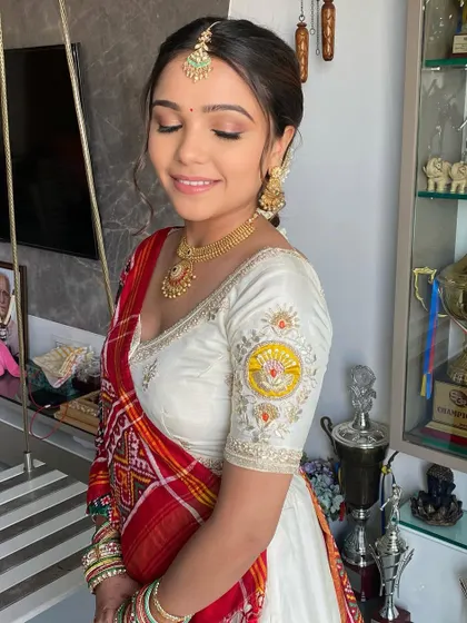 A close-up of Mansi's soft and pretty makeup. The look is perfect for a pre-wedding pooja or ceremony.