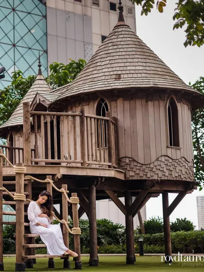 For this maternity portrait, we found this incredible treehouse that added a touch of magic and wonder. I love incorporating unique locations into my photoshoots to tell a more personal story. Here, an expectant mother sits peacefully, creating a beautiful and serene pregnancy portrait.