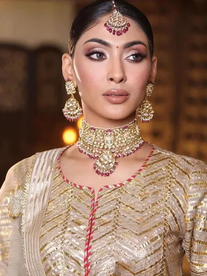 A classic look with a gold and red color scheme. The focus here is on creating sharp, defined eyes and a perfectly shaped lip, fundamental skills for any professional makeup artist.