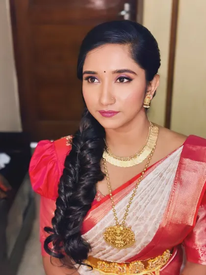 A beautiful, minimalist look for Lakshitha. The makeup is very natural, paired with a stunning traditional braid.