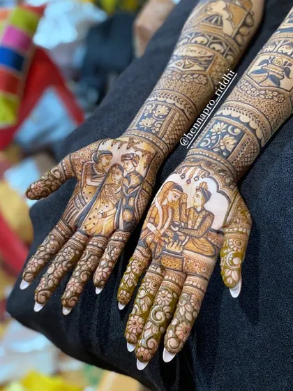 A touching depiction of a parent's blessing. This design captures the emotional moment of the Kanyadaan ritual, with the parents giving their daughter away, a truly special element to include.