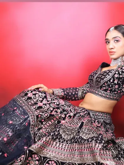 Another beautiful pose in the navy blue lehenga. Learn all the techniques to create such looks in my pro makeup course.