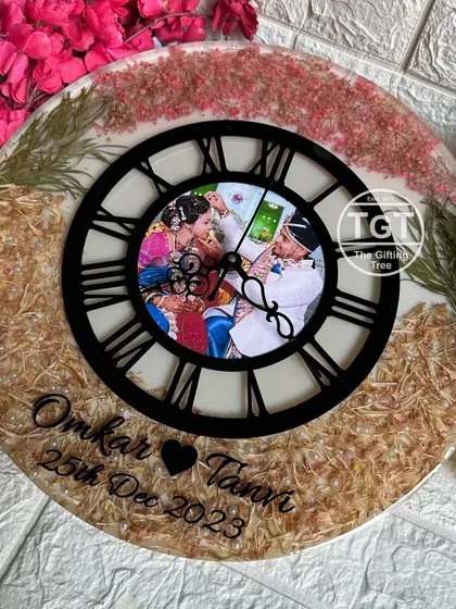Here, you can see the different types of flowers and leaves preserved in the resin. Even after a year, I can restore and preserve your flowers to look this vibrant.