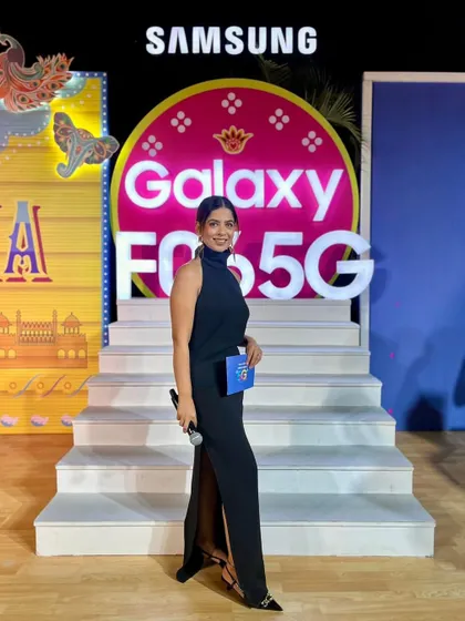 Another shot from the Samsung launch. As a host for a major tech brand, it's important to look modern, confident, and approachable.