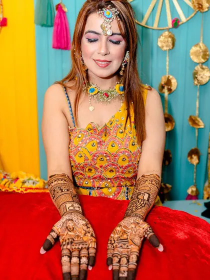 A beautiful photo of Richa Mehta showing off her story-telling mehendi.