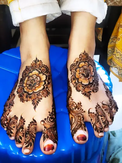 A clear shot of the beautiful floral foot design, showing the clean lines and pretty motifs.