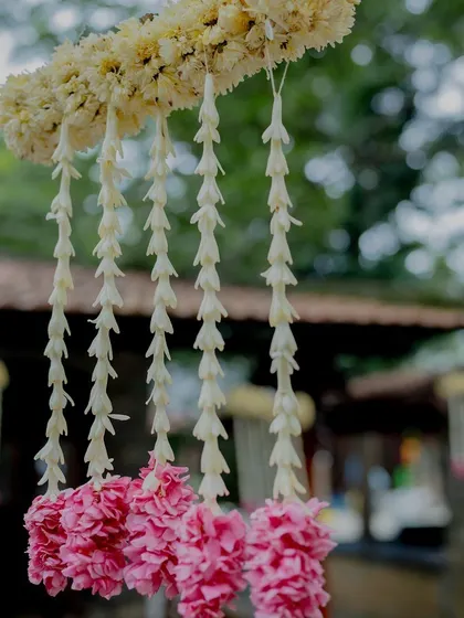 Hanging floral strings with pink flowers and tuberose.