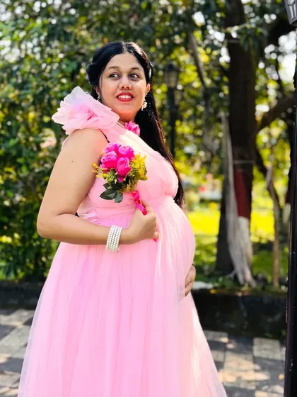 This one-shoulder pink gown is designed to be comfortable and make you feel beautiful during your maternity shoot.