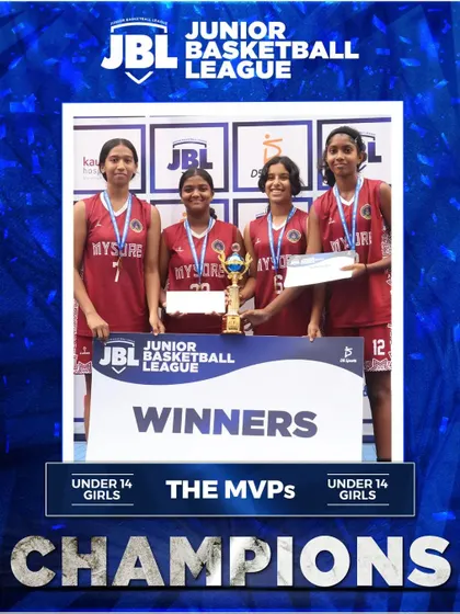 The MVPs, champions of the Under 14 Girls category, proudly display their trophy. Recognizing and rewarding success is a key part of my events.