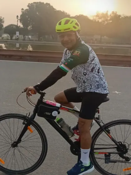 A rider in our signature EDR jersey, enjoying the sunrise at Kartavya Path. These easy rides are the best way to start the week.