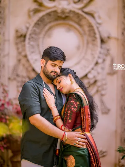 A tender and emotional embrace in a garden. The couple's traditional outfits and the soft, natural light create a very intimate and romantic pre-wedding photo.