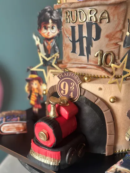 "I solemnly swear that this cake is up to no good." A magical Harry Potter cake complete with the Sorting Hat, Platform 9¾, and a glowing snow globe, perfect for any wizard or witch.