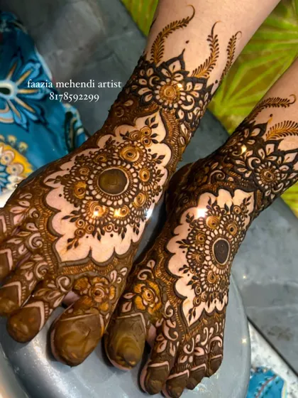 Another look at this beautiful mandala foot design. The negative space makes the central pattern really stand out.