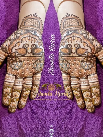 A traditional back-hand design featuring symmetrical peacocks. The use of meenakari style, where sections are filled in, gives the design depth and boldness.
