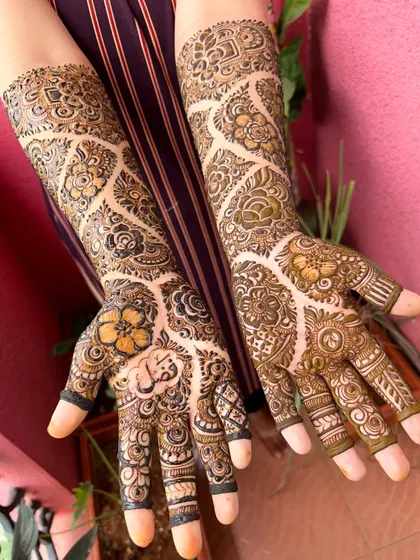 I believe in perfect symmetry for a balanced and beautiful bridal look. Here you can see a matching set of full-arm mehendi, with detailed patterns that are identical on both hands, ready for an engagement ceremony.