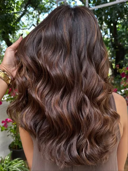 A classic 'Chestnut & Caramel' blend, perfect for adding warmth and dimension to brunette hair.