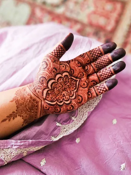A simple yet stunning mandala design with filled fingertips. This is a classic look that is perfect for any occasion, from festivals to casual get-togethers.