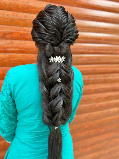 A closer look at the weaving pattern of this intricate braid, showing the detail and precision we focus on in my classes.
