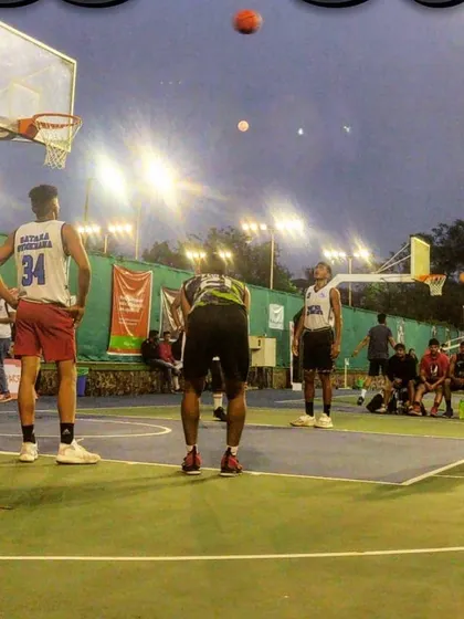 A free throw situation during a game.