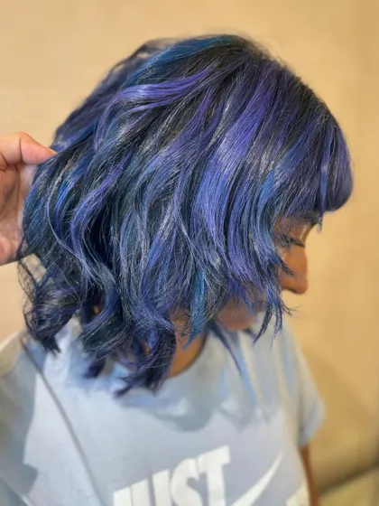A close-up of the sapphire strands. The mix of blue and purple tones is so magical. (No filter)