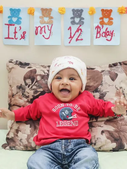 Milestones big and small deserve to be celebrated. This little one's half-birthday shoot was full of smiles, and I was thrilled to capture this happy moment.