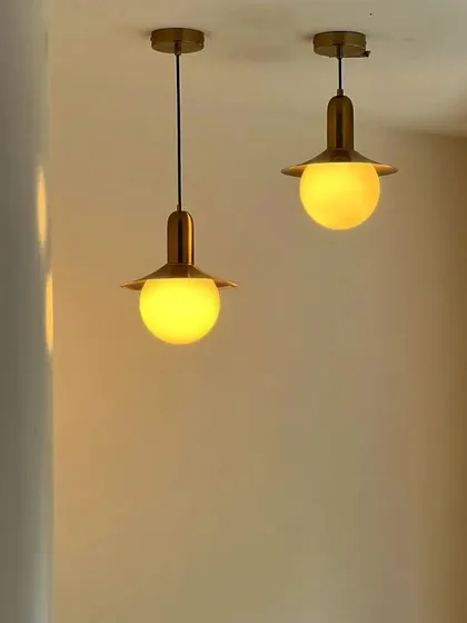 Sometimes, not much is needed to light up a space. In a functionally unusable corner of an institute, we added these beautiful hanging lamps. Paired with large, bushy plants, this spot was transformed from a dead corner into a welcoming, eye-catching feature.