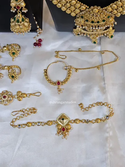 Unique caption for media id 119 describing the specific jewellery and look.