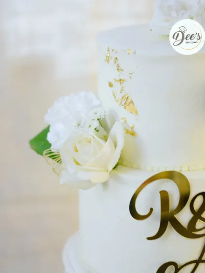 The simplicity of white on white, enhanced with touches of gold, makes this cake a perfect choice for a modern and elegant wedding.