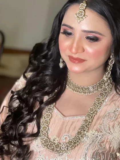 A beautiful portrait that captures the simplicity and elegance of this look.