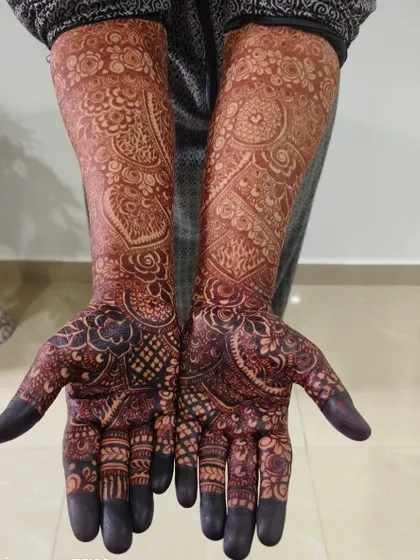 Another look at this perfect henna stain. The deep color on the palms and fingers is exactly what every bride dreams of for her wedding mehendi.