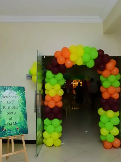 The entrance to Vihaan's jungle-themed 5th birthday party, with a welcome sign and a vibrant balloon arch setting the adventurous tone.