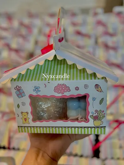 This unique hut-shaped box is perfect for baby shower favors. It includes a scented candle, a reed diffuser, a baby cradle soap, and a bubble candle.
