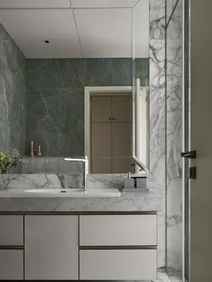 The completed Topaz Bathroom, a perfect match to our render. The natural veining of the marble and the precise installation of every element showcase our commitment to quality craftsmanship.