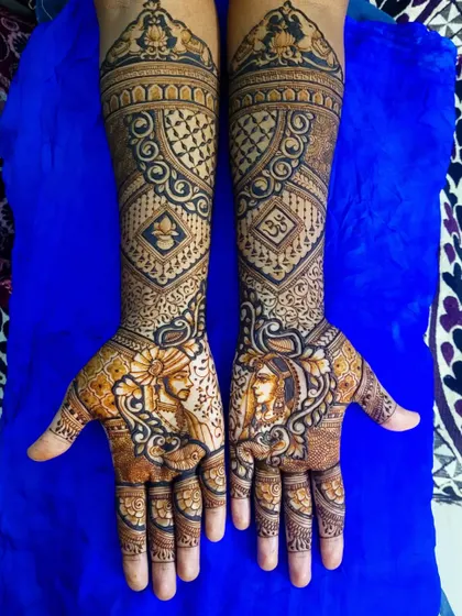 An elegant bridal design for my cousin, featuring portraits of the couple surrounded by intricate patterns. This Maharashtrian style henna is rich with detail and personal meaning.