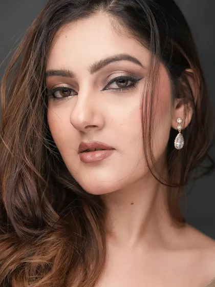 A direct look that captures the intensity of the smokey winged liner. It's a powerful look that exudes confidence.