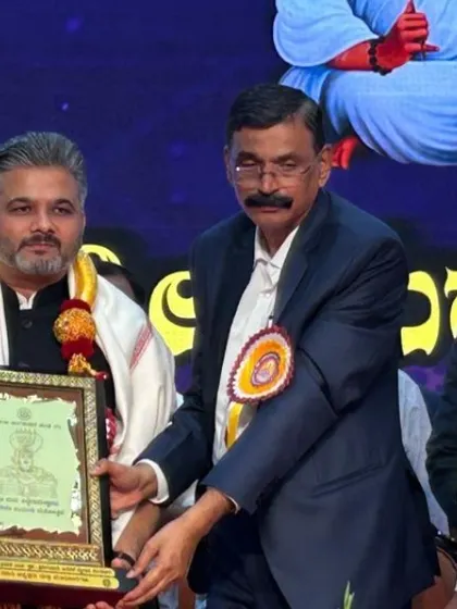 Receiving a memento at the 852nd Jayanti Mahotsav of Sri Guru Shivayogi Siddharameshwara in Bengaluru. It was an honor to be part of this grand celebration of a great Karmayogi.