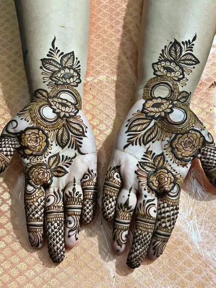 A beautiful Arabic-style floral design. The patterns are bold and flow diagonally across the hand, creating a very elegant and modern look.