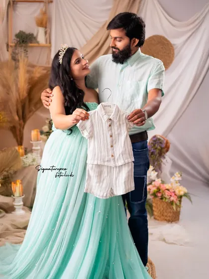 This is the same adorable concept, perfect for sharing the exciting news with family and friends.