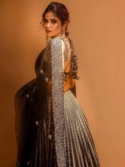 An effortlessly elegant look for Aaditi Pohankar. The intricate black and gold lehenga was paired with a smokey eye and a beautifully crafted braided hairstyle.