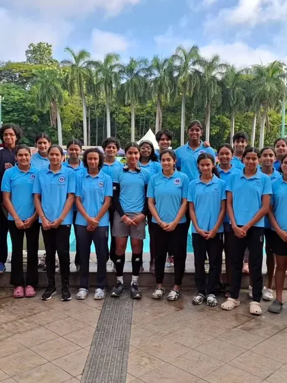 The full junior women's squad with their coaches.
