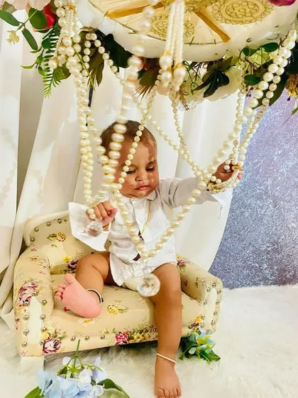 Explore our various floral and elegant setups. These sets feature props like swings, ornate chairs, and pearl decorations, all surrounded by beautiful flowers for a timeless and pretty photoshoot.