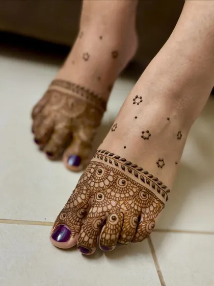 A close-up of the minimal feet mehendi, showing the fine lines on the toes.