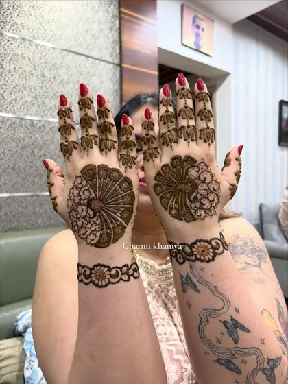 A beautiful shot of the peacock mehendi on both hands.