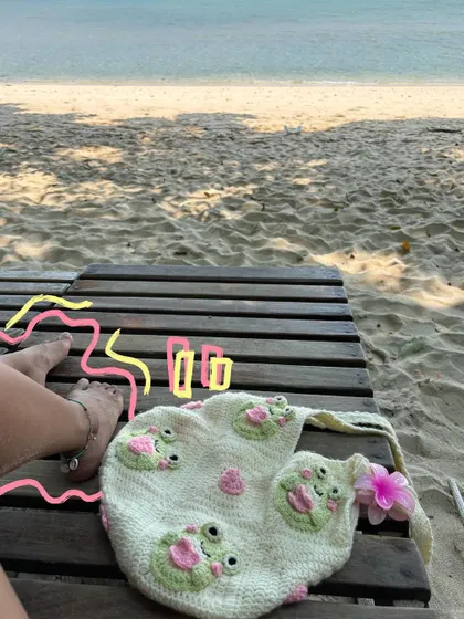 Chilling on the beach with my cute frog bag. The doodles add a pop of color to this relaxing scene.