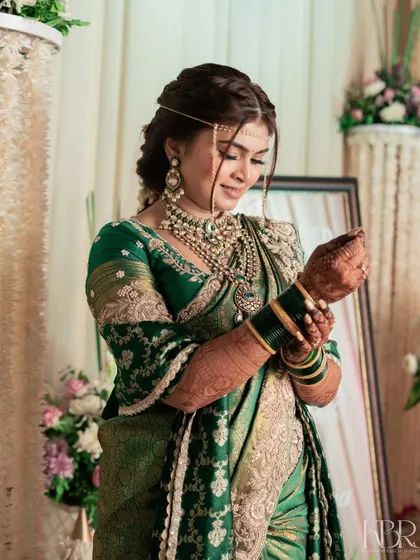 Draped in tradition, adorned in grace. This bride in a green saree is a timeless vision of elegance. The makeup is subtle and minimal, letting her natural beauty and the rich attire shine.