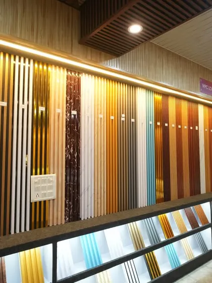 A close-up of our illuminated display wall for fluted panels. The light from below highlights the texture and true color of each design, from dark wood to metallic finishes.